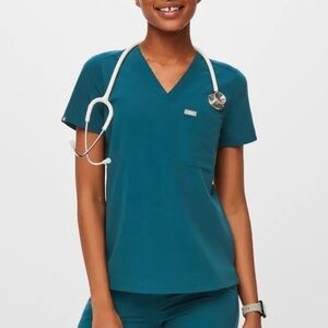 FIGS - Catrina One-Pocket Scrub Top in Caribbean Blue